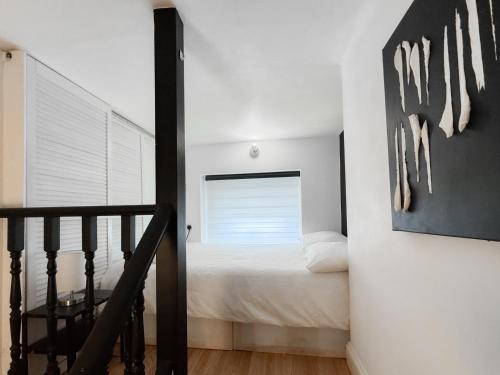 Cama ou camas em um quarto em Private London Apartment