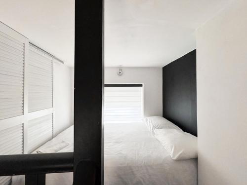 Cama ou camas em um quarto em Private London Apartment