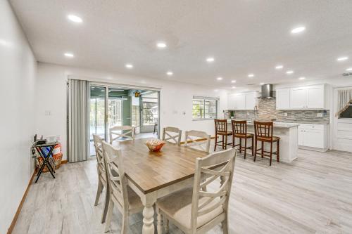 Η κουζίνα ή μικρή κουζίνα στο Port Charlotte Retreat with Lanai and Private Pool!