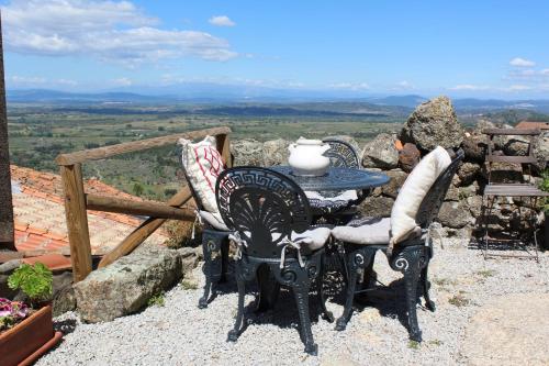 a table and chairs sitting on top of a mountain at Lugar São Salvador de Monsanto in Monsanto