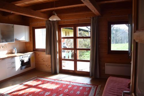 una cocina con una gran puerta de cristal en una cabaña en Málnás Vendégház-Raspberry Guesthouse, en Nagymaros