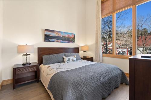 1 dormitorio con cama y ventana grande en Loft of Estes Park - Permit #6059, en Estes Park