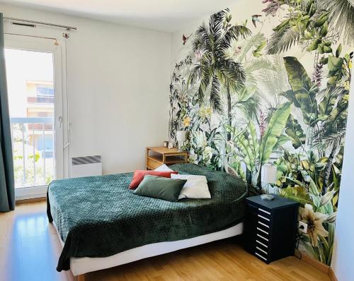 - une chambre avec un lit et du papier peint tropical dans l'établissement Apparemment rooftop marseille, à Marseille