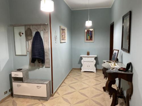 Zimmer mit einem Bad mit Dusche und einem Tisch in der Unterkunft “da nonna Lucia” in Lequile