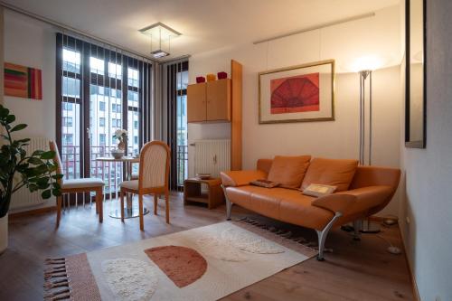 ヒルデンにあるFerienwohnung Der Gerberのソファとテーブルのあるリビングルーム
