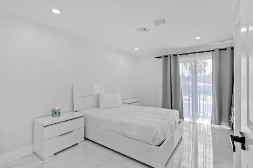 Fotografie z fotogalerie ubytování Pompano Gem, 1 mi to Beach & 12 Pickleball courts v destinaci Pompano Beach