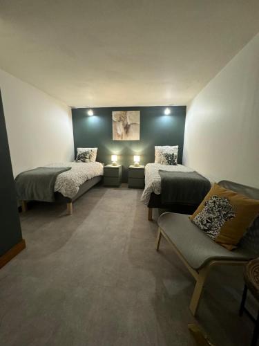 une chambre avec deux lits et un canapé dans l'établissement Villa Leone 2, à Dunkerque