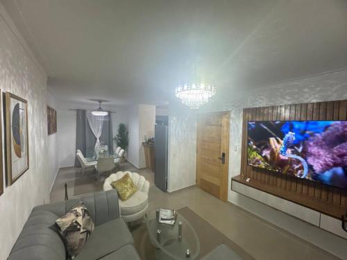 a living room with a couch and a large aquarium at Apartamento nuevo con wi-Fi, gimnasio, parqueo in Peralejo