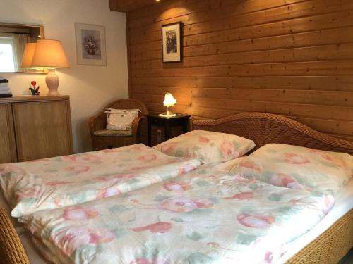 um quarto com duas camas num quarto em Holiday apartment Kassler em Feldberg