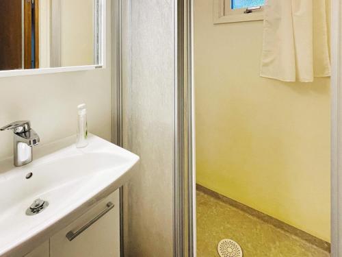 een badkamer met een wastafel en een douche bij Holiday home ELLÖS II in Ellös