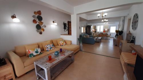 Χώρος καθιστικού στο Blue Pastel-cliffside villa, shared pool, wild sandy beach nearby