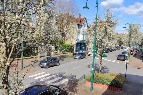 una calle con coches estacionados al costado de la carretera en Cocoon urbain : Aux portes des JO et de Disney en Vaires-sur-Marne