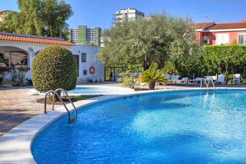 - une piscine d'eau bleue dans un complexe dans l'établissement Vista Alegre, à Benicàssim