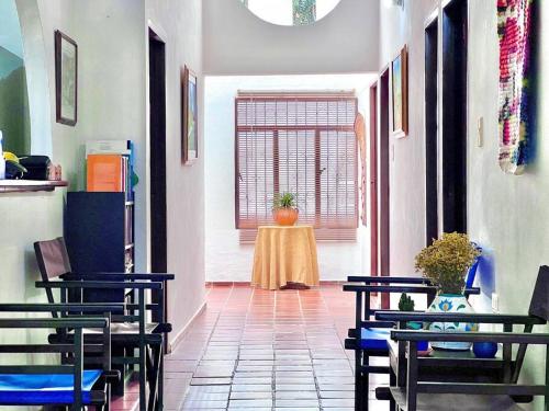 un pasillo con sillas y una mesa en una habitación en Hermosa habitación Las Palmas - Zapatoca, en Zapatoca