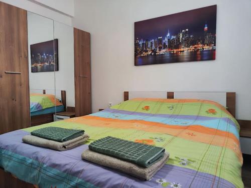 una camera da letto con un letto su cui sono appoggiate due tastiere. di MINT Apartment a Skopje