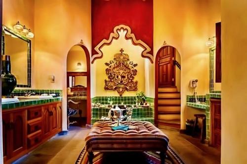 - une grande salle de bains avec des murs rouges et verts dans l'établissement Hacienda de los Santos, à Álamos