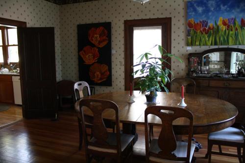a dining room with a wooden table and chairs at Nightingales Inn in Ashland