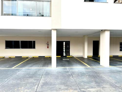 an empty parking lot with white columns in a building at Residencial renaissance in Boa Vista