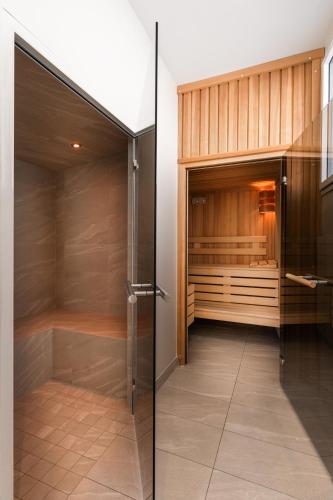 d'une douche à l'italienne avec une porte en verre. dans l'établissement Hôtel Spa De La Citadelle Lorient, à Port-Louis