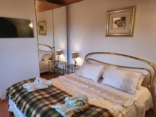 ein Schlafzimmer mit einem Bett mit einer Decke darauf in der Unterkunft Villa ANGEL in Rapallo