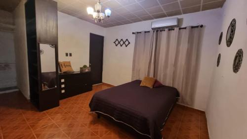 1 dormitorio con cama, tocador y espejo en CASA CHAMPAYAN, en Tampico