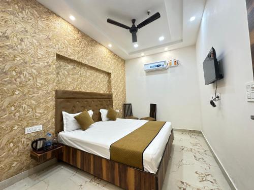 Кровать или кровати в номере Hotel EMBASSY 250 Meter From Golden Temple