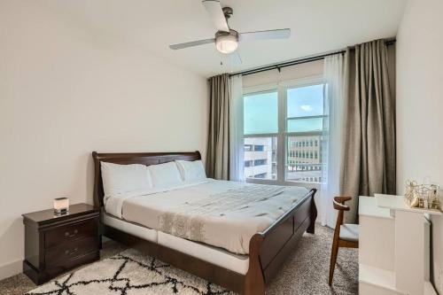1 dormitorio con cama y ventana grande en Five Star Hotel-Style 2BD-Apartment at the Domain Shopping Center en Austin
