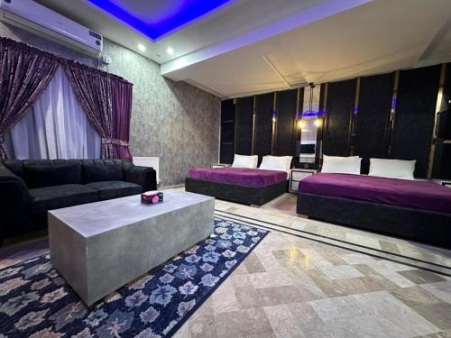 ein Wohnzimmer mit 2 Betten und einem Sofa in der Unterkunft The Royal Residency in Islamabad
