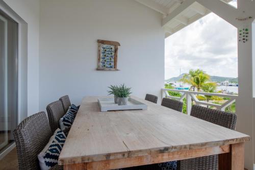 a dining room with a wooden table and chairs at Masbango Beach Resort in Jan Thiel