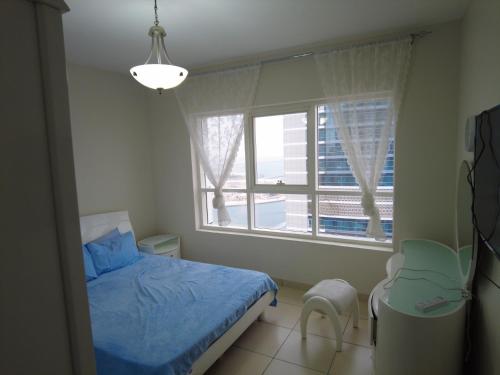 a bedroom with a bed and a window at إمارة الشارقة منطقة الخان شقة مفروشة غرفتين و صالة أجار 15 يوم أو شهر in Al Khān