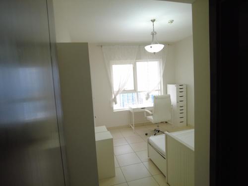 a white bathroom with a window and a desk at إمارة الشارقة منطقة الخان شقة مفروشة غرفتين و صالة أجار 15 يوم أو شهر in Al Khān