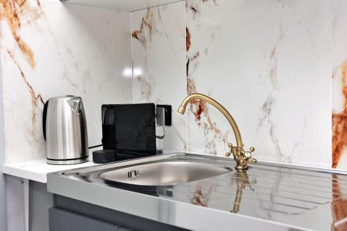 - un comptoir de cuisine avec évier et cafetière dans l'établissement Soleil du Sud Marseille StCharles Reformes Vieux Port, à Marseille