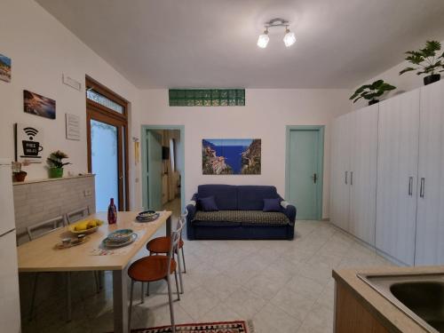 cocina y sala de estar con mesa y sofá en Un sogno chiamato Ravello, en Ravello