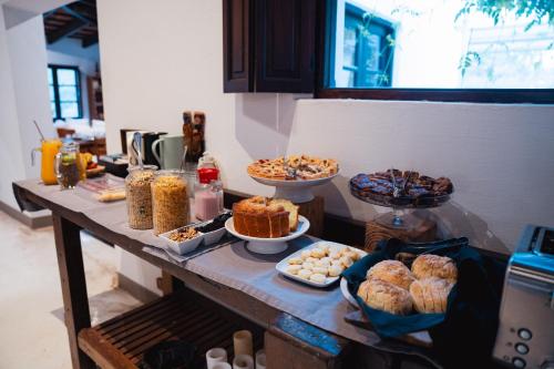 een tafel met diverse zoete deegwaren en desserts erop bij Finca Valentina in El Encón