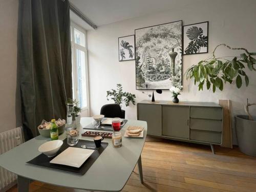 un salon avec une table et une armoire dans l'établissement Grand studio confortable situé en centre ville, à Gérardmer