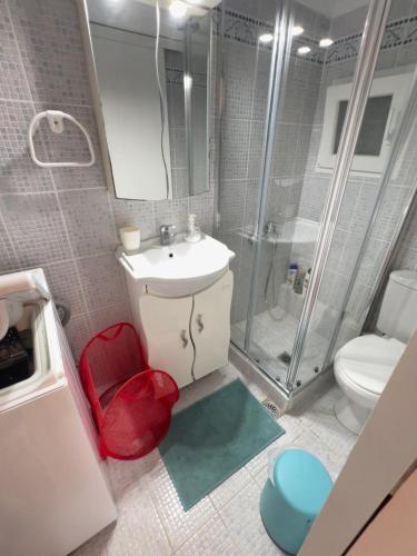 Cozy apartment with big veranda near Athens centre and metro tram