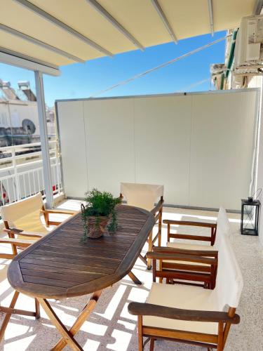 Cozy apartment with big veranda near Athens centre and metro tram