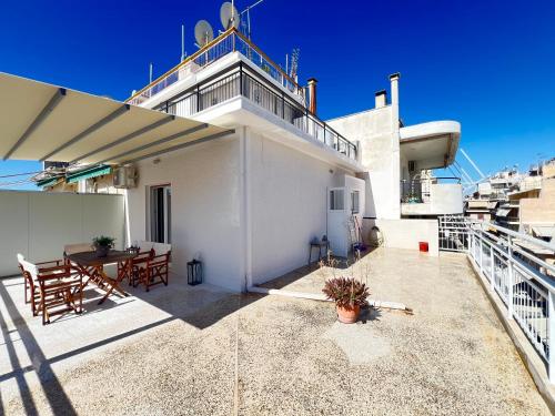 Cozy apartment with big veranda near Athens centre and metro tram