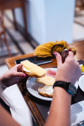 iemand die een bord kaas eet aan tafel bij Finca Valentina in El Encón