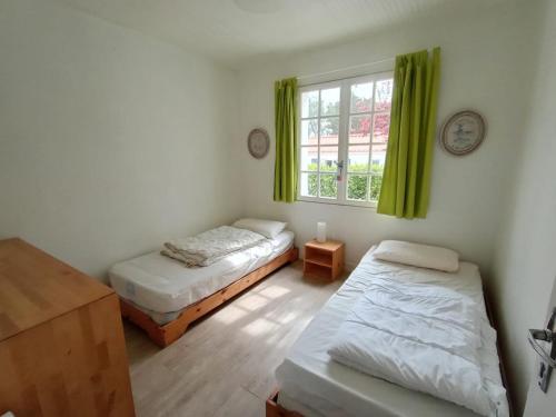 une chambre avec deux lits et une fenêtre dans l'établissement Soledam, à La Tranche-sur-Mer