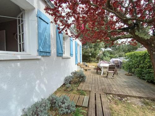 une terrasse avec une table et des chaises à côté d'une maison dans l'établissement Soledam, à La Tranche-sur-Mer