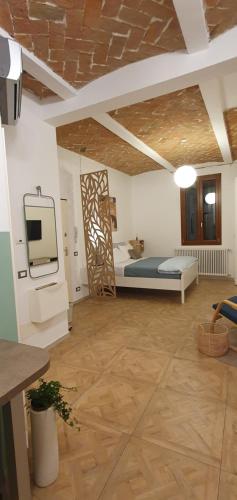 Zimmer mit einem Bett und einem TV. in der Unterkunft Ospedale Baggiovara - Modena appartamento Giardini 