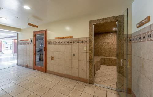 uma casa de banho com um chuveiro e uma porta de vidro em Luxury Westgate Studio with kitchenette, multiple pools, tennis courts, spa, and more 3912B em Park City