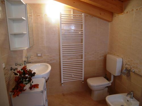 a bathroom with a toilet and a sink at Casa Tomani in Grado