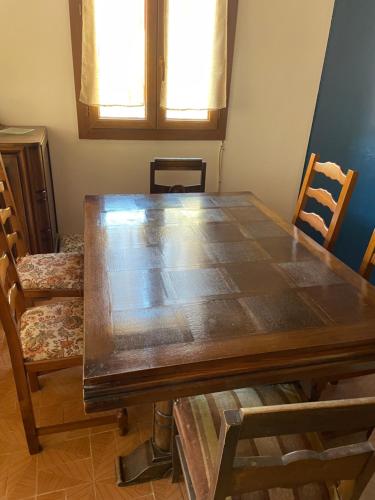 Jad في موستيه سانت ماري: غرفة طعام مع طاولة وكراسي خشبية