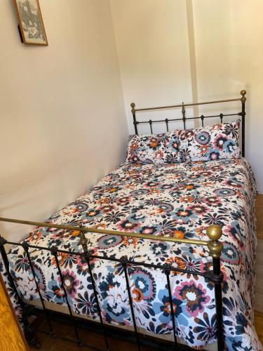 een bed met een bloemdekbed in een slaapkamer bij Jad in Moustiers-Sainte-Marie