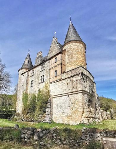 an old castle sitting on top of a hill at Chambre indépendante au calme in Lamonzie-Montastruc
