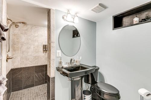 Ένα μπάνιο στο 7 Mi to Downtown with Yard Silver Spring Studio
