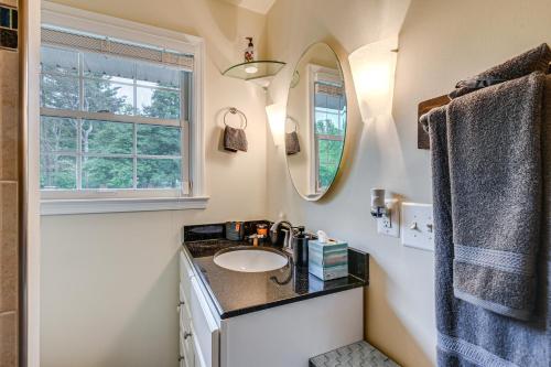 een badkamer met een wastafel en een spiegel bij Eclectic Home with Private Hot Tub 14 Mi to DC! in Beltsville