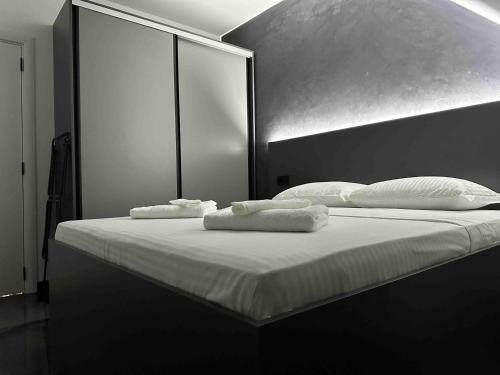 Un dormitorio con dos camas con sábanas y almohadas blancas. en KA apartment Luxury, en Stara Zagora